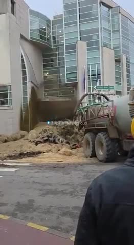 French farmers are spraying manure on Govt buildings