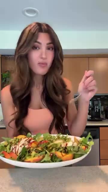 While peaches are still in season, you have to make this Peach & Burrata Salad. 🍑🥗