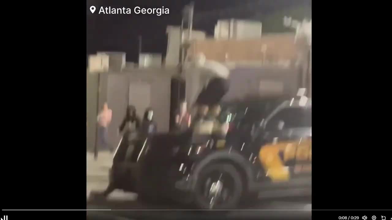 Những kẻ bạo loạn chống ICE hiện đang tấn công xe cảnh sát ở Atlanta.