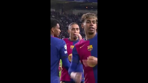 Lamine Yamal dribbles