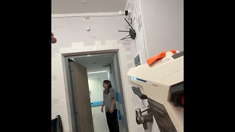 Recibe a su esposa con una pistola de agua al llegar a casa