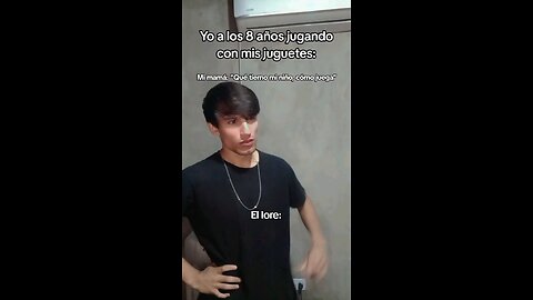 Yo a los 8 años jugando con mis juguetes: Mi mamá: “Qué tierno mi niño, cómo juega” El lore: