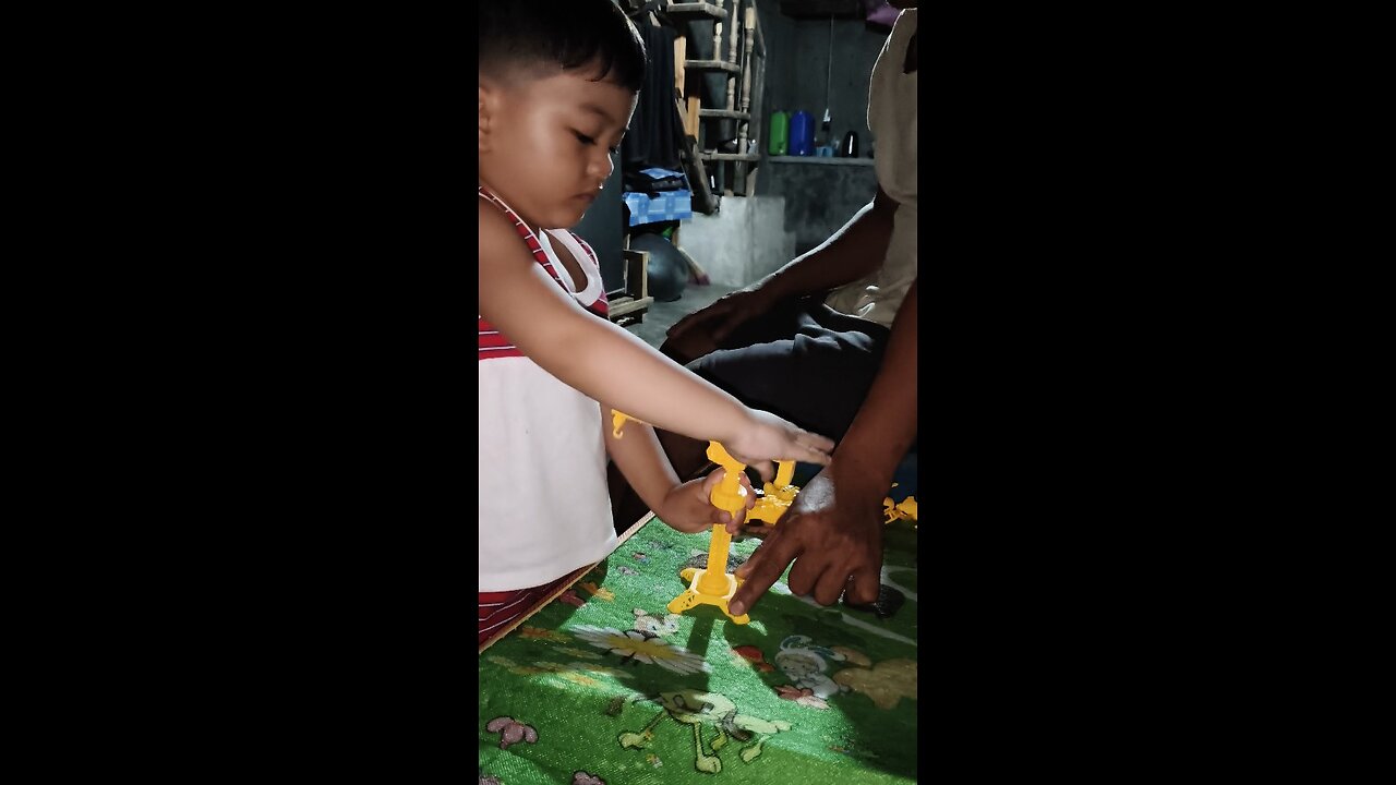 Naay new toys si Grey