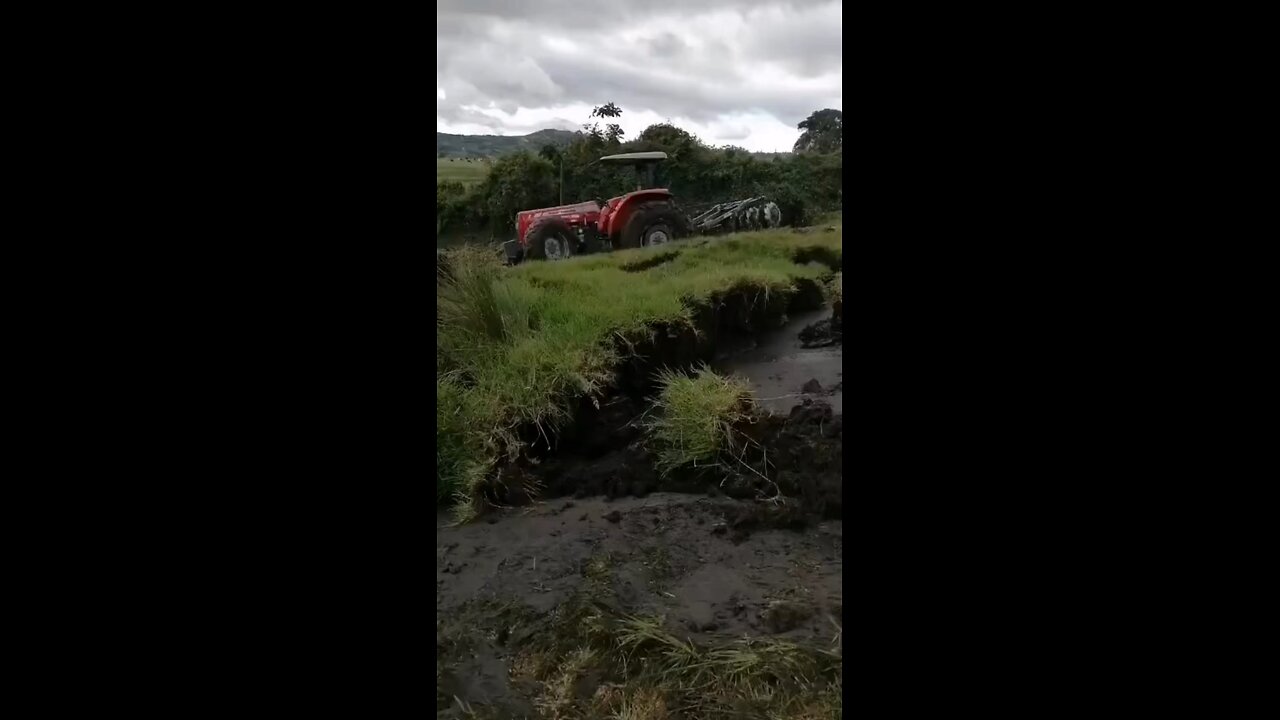 Оползень унес трактор у фермера в Колумбии. Случай произошел 6 дней назад недалеко от города Богота