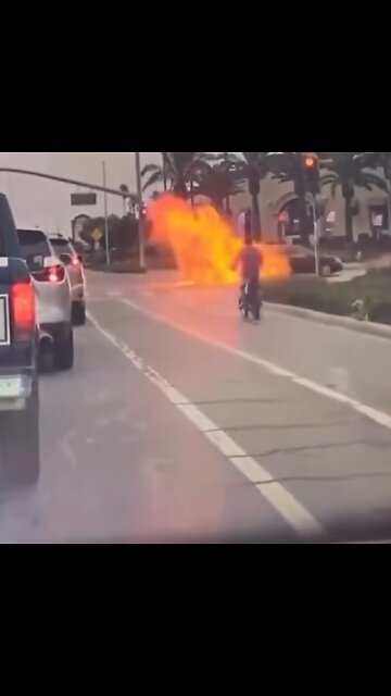 Motociclista choca con un auto en California y se envuelve en llamas
