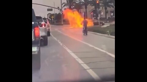 Motociclista choca con un auto en California y se envuelve en llamas