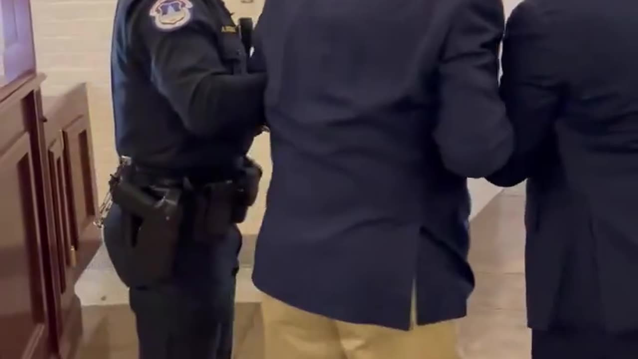 🟢 WATCH: Mitch McConnell Suffers ANOTHER Hard Fall -- Elder Abuse!