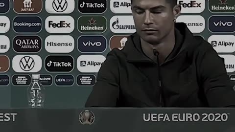 CR7 negando a Coca-Cola
