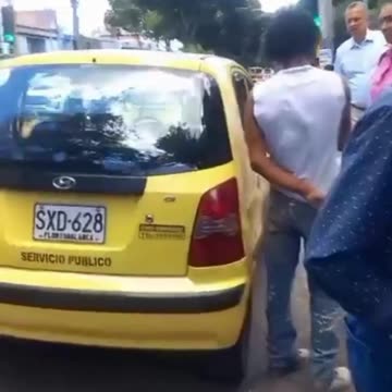 Pelea entre un taxista y un motociclista en Bucaramanga