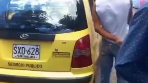 Pelea entre un taxista y un motociclista en Bucaramanga