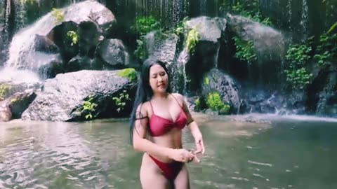 Mandi di air mancur goa siluman badak