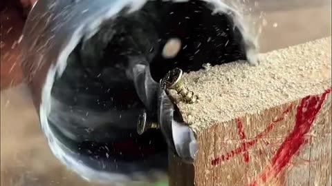Agora ficou fácil cortar a quina de uma madeira com Serra Copo.