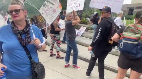 Milkmoder defeats a Karen at the May Day Protest