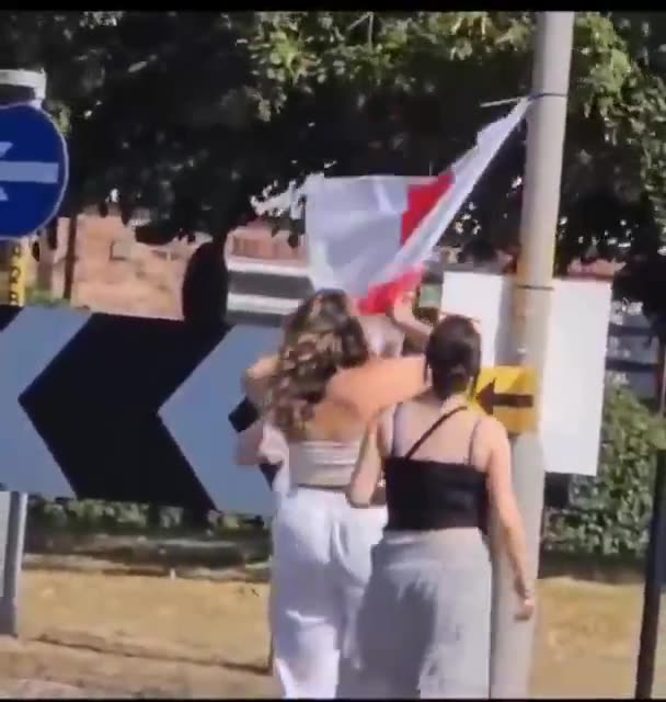 🏴󠁧󠁢󠁥󠁮󠁧󠁿 White British women tear and trample the English flag