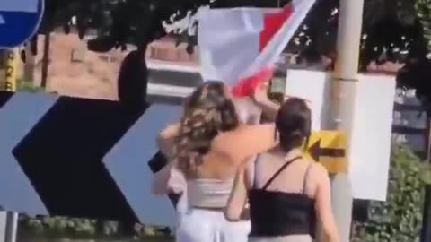 🏴󠁧󠁢󠁥󠁮󠁧󠁿 White British women tear and trample the English flag