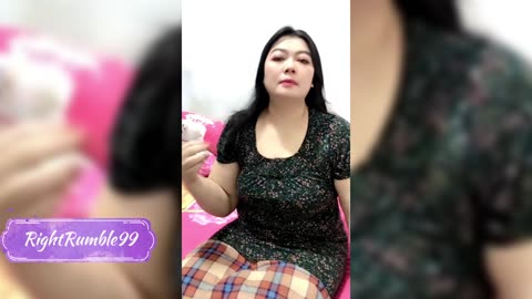 THIS FAT WOMAN PLAYS HERSELF ONLINE @2