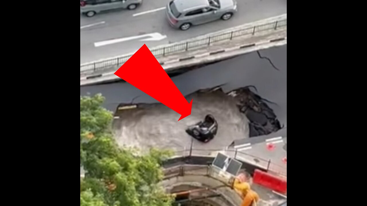 Auto cae en un socavón en Singapur