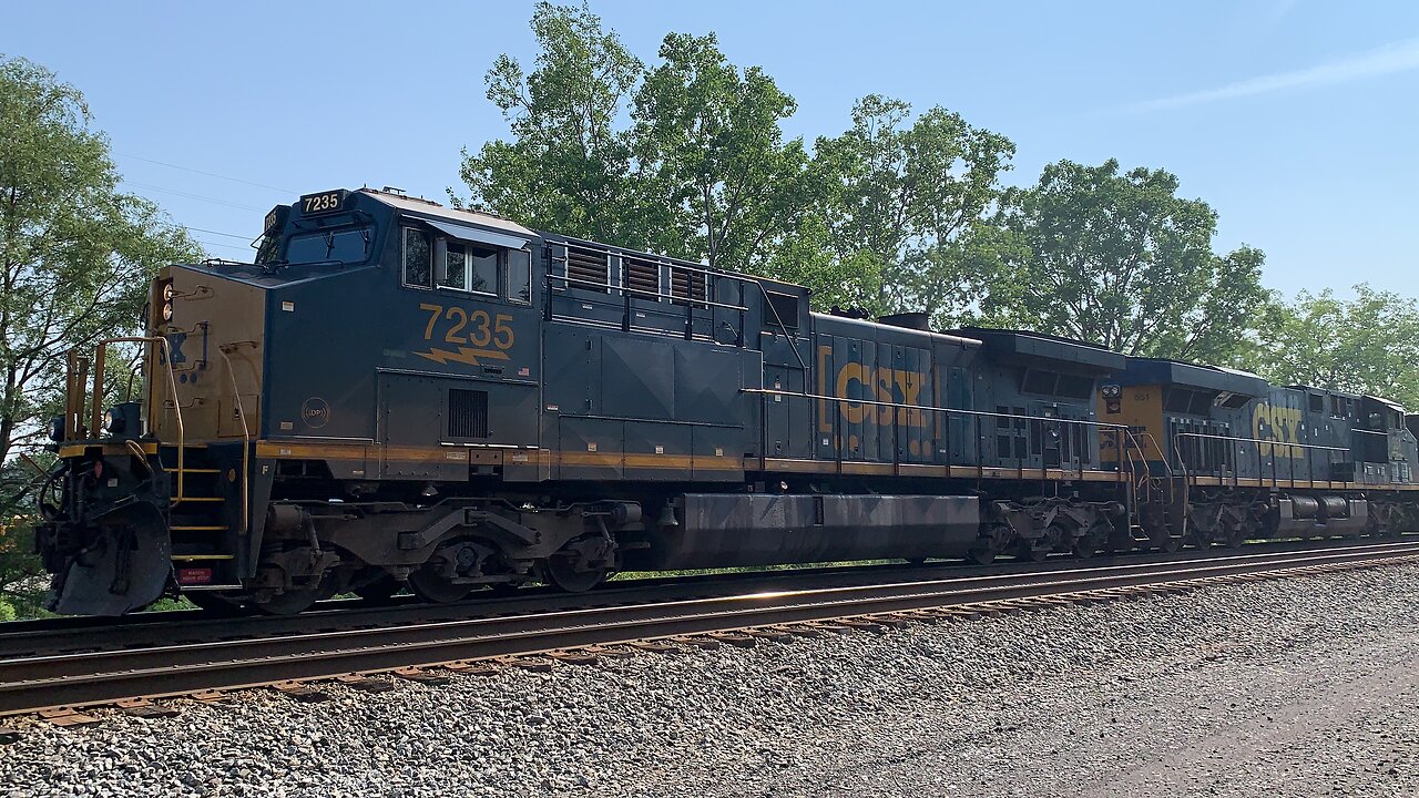CSX Trains 7235 and 851 take out the trash