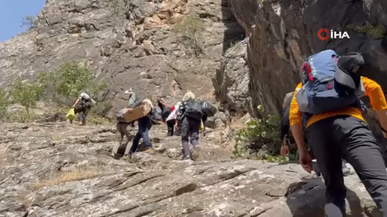 Yüksekovalı dağcılardan Irak sınırında doğa yürüyüşü ve yüzme etkinliği