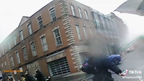 Portadown PSNI have drawn their batons it’s really getting warmed up now .