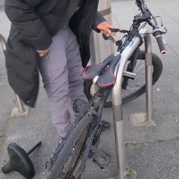 Usual suspect in London wants a bike so he decides to steal it. We can't get used to this.