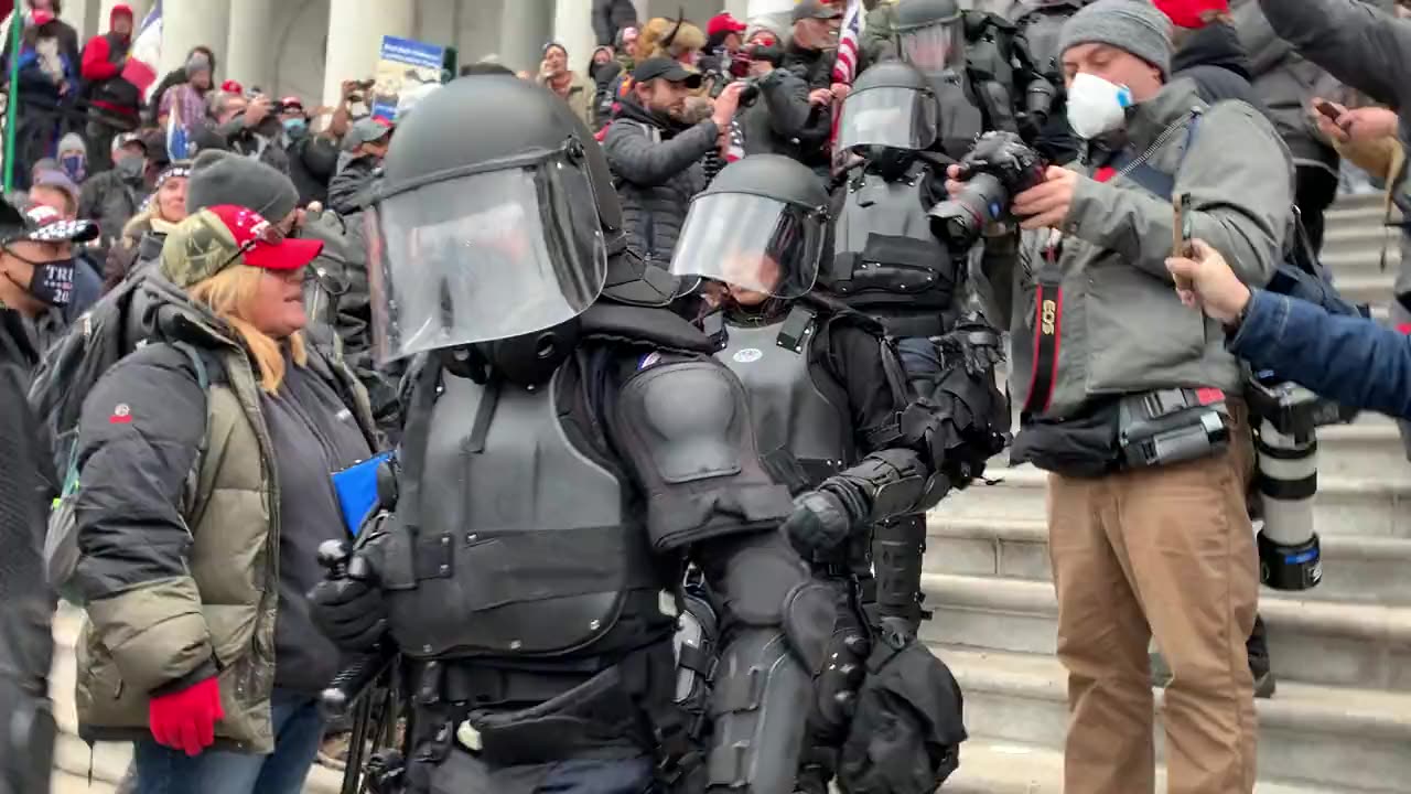 newly released J6 footage with cops calmly exiting