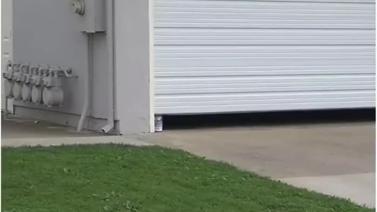 HOA demands homeowners to keep garage doors open.