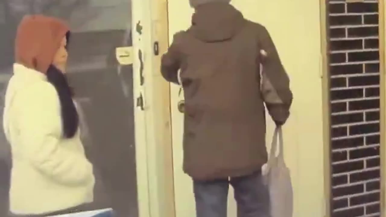 Idiot Tesla vandal in Toronto keys Tesla & then unlocks his apartment door on camera