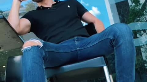 🤣👊 'Alpha Male' Explains How to Sit and Wait Like a Boss... but It's a Disaster! | FunFM