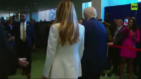 UN's escalator STOPS moment Trump & Melania step foot on it