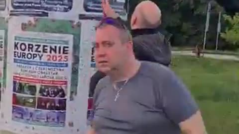 Patrzcie jak ludzie Trzaskowskiego zakleją plakaty @Nawrocki25 w Warszawie 😡