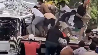 Saquean camión con electrodomésticos accidentado en Colombia