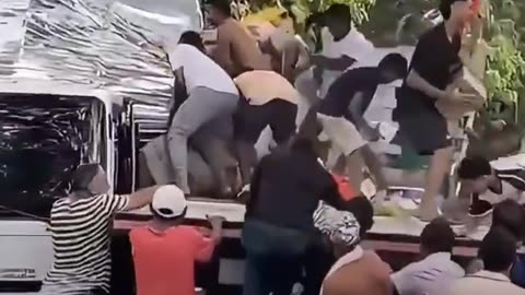 Saquean camión con electrodomésticos accidentado en Colombia