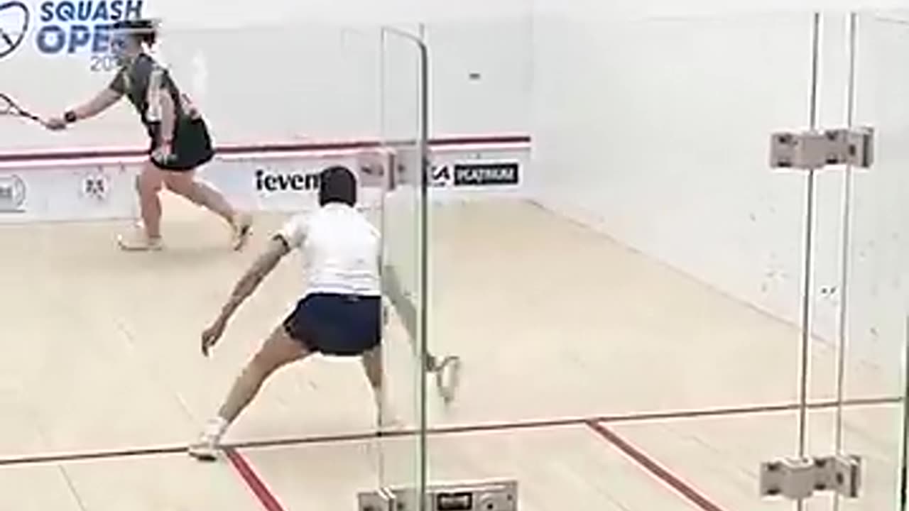 Extreme corner, unbelievable dive, outrageous splits ‍