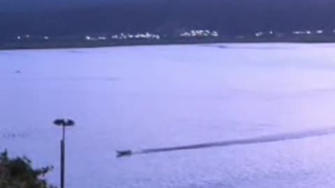 "Gliding Into the Sunset: A Motorboat’s Journey Through Nature’s Golden Hour"