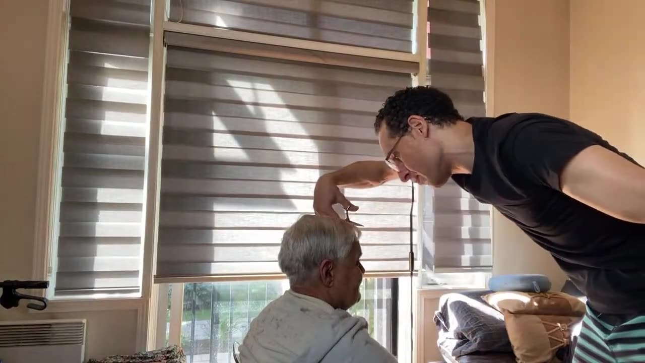 Nader Elshamy cutting DD's mom's hair on stream, abusing her while doing it