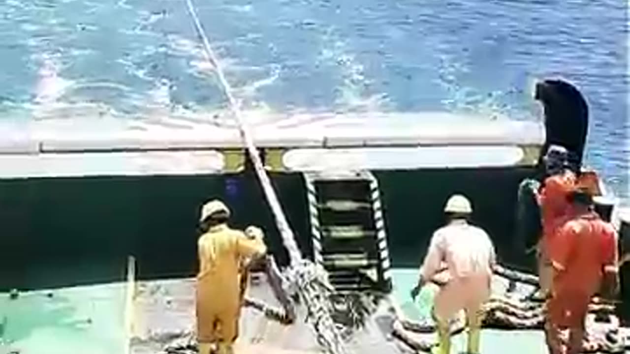 What happens if a mooring line snaps? 😱⚓