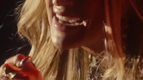 American Idol Sees Stunning Return of Superstar Carrie Underwood