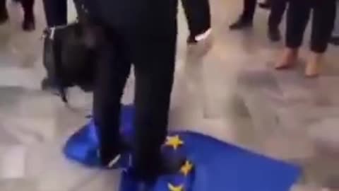Polish prez hopeful Grzegorz Braun TEARS DOWN EU flag and WIPES SHOES with it