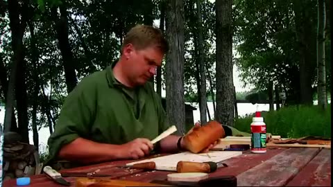 Ray Mears Shows How to Make a Birch Bark Container | Bushcraft Survival Skill