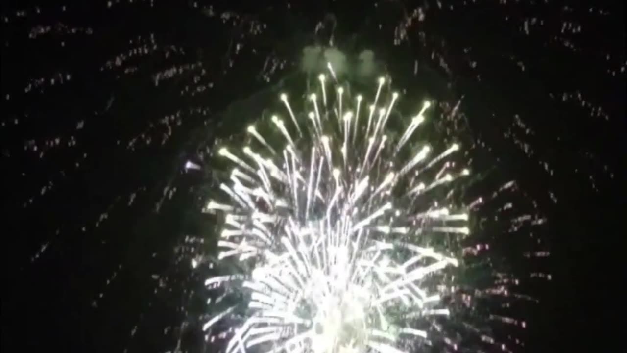🔥Fireworks🔥July 4th, 2024 Lake Quassapaug, CT 1 of 17.