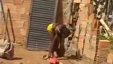 Construction d'un mur par une ouvrière