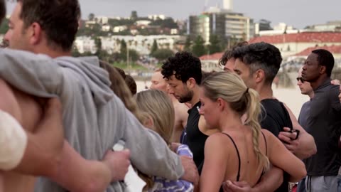 Australian beachgoers mourn victims of Bondi Beach attack