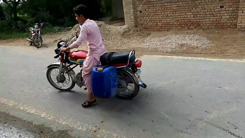 Chota bacha Pani Kase bharney ja rha h