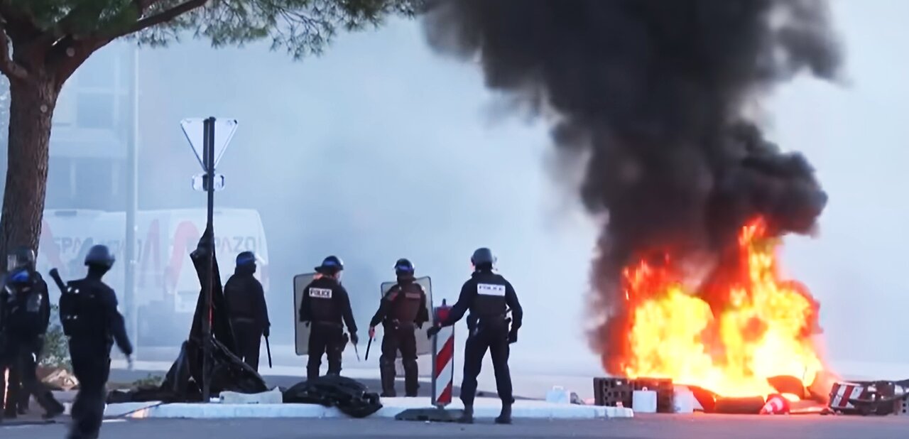 Francia paralizada por el caos la impotencia y la deuda