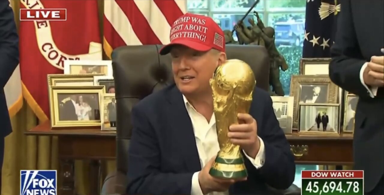 TRUMP❤️🇺🇸🥇🪽🕺🎊PRESENTS FIFA WORLD CUP TROPHY🤍🇺🇸🏅🪽🏆IN OVAL OFFICE💙🇺🇸🏅🪽🏛️⭐️