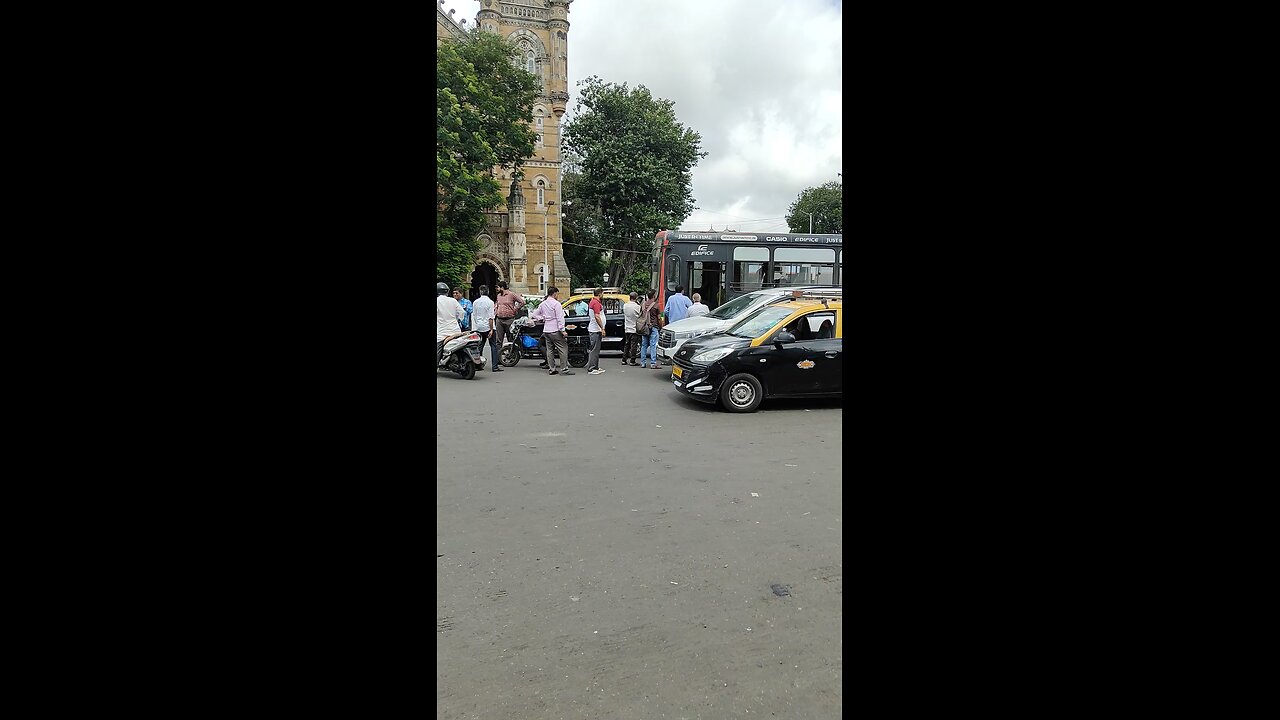 CSMT मुंबई के आगे एक्सीडेंट