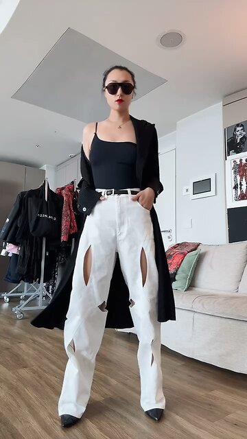 小妹今日穿搭， 走个性感+酷飒风格😘😎 这个绝对是个减龄显气质的穿搭. 这条裤子设计感极强，不是在哪儿里都能买到的哦 😇 上衣的塑身感很强，可以把整个腰线感体现出来哦 🥰🥰🥰