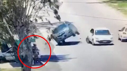 Va distraído en el celular, choca y de milagro no mata a dos peatones