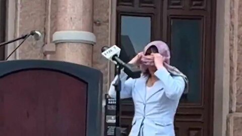 Woman goes on stage and tells the truth about Islam to Muslims